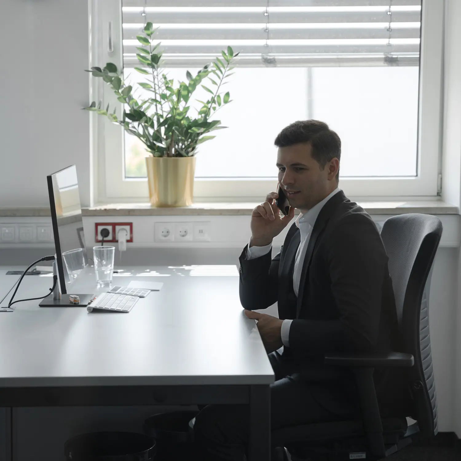 Männer arbeiten im Büro. Von der Finomen GmbH