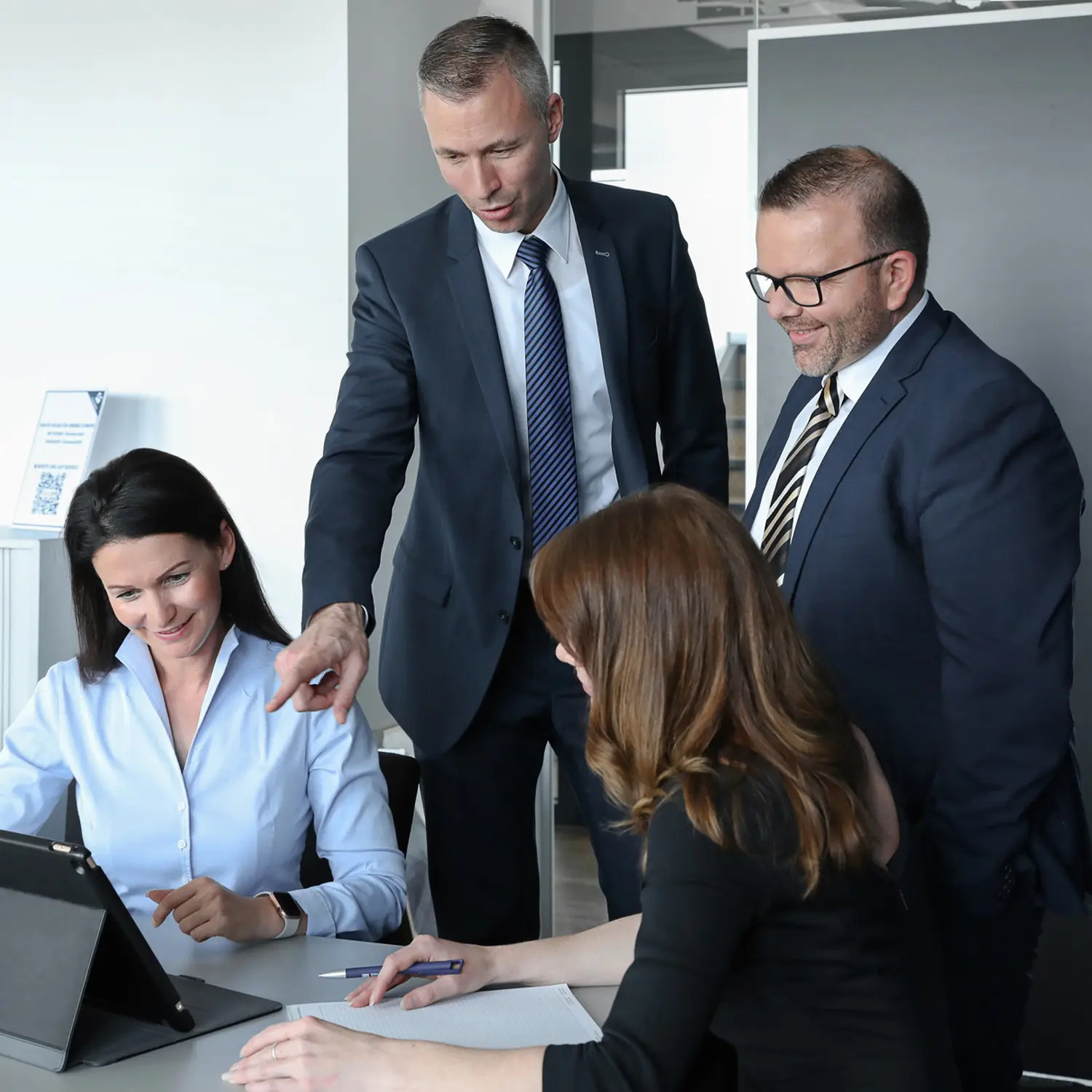 Frauen und Männer arbeiten im Büro. Von der Finomen GmbH