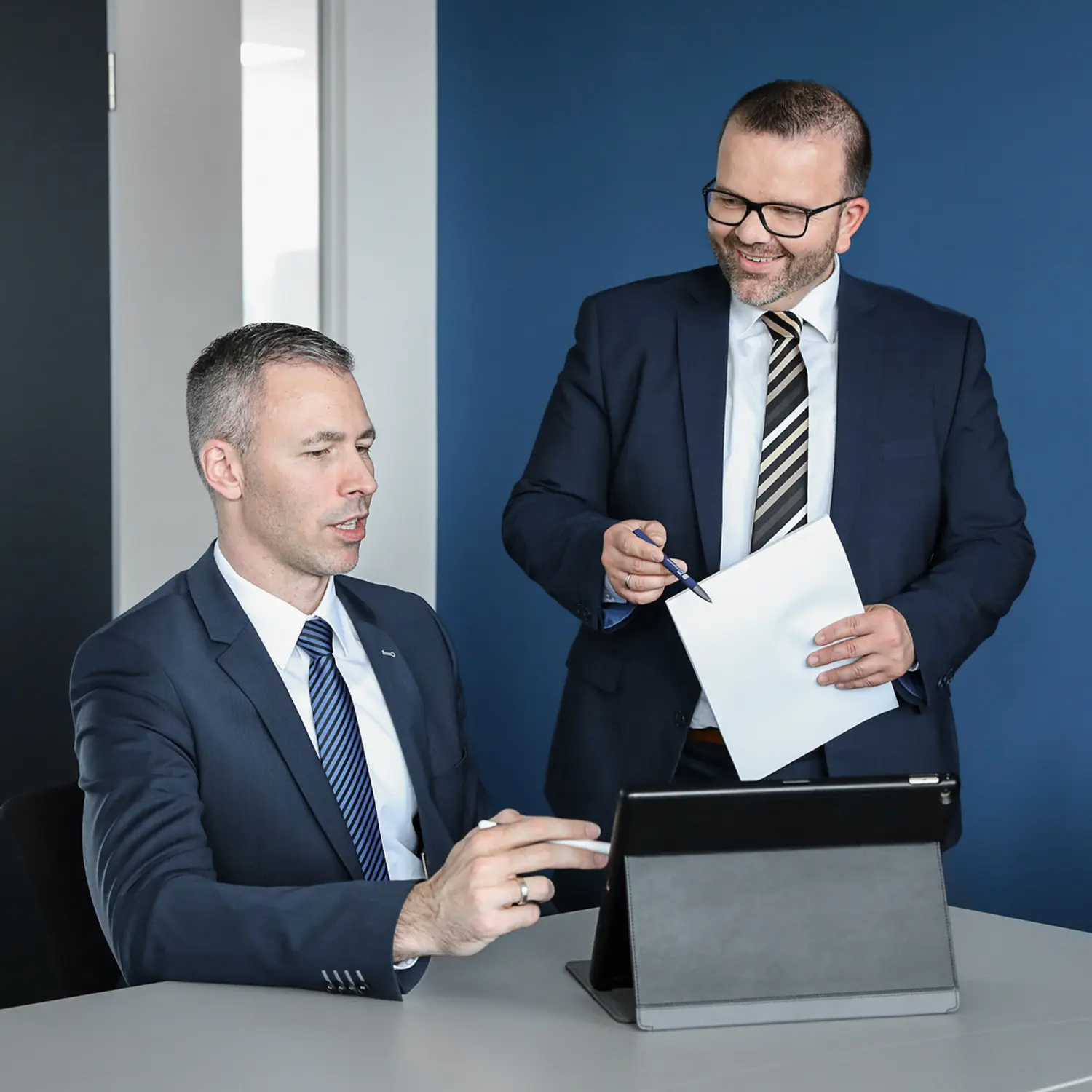 Männer arbeiten im Büro. Von der Finomen GmbH